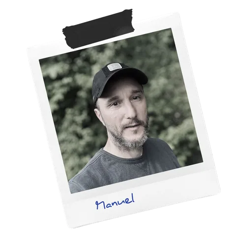 Manuel Molicki mit Schirmmütze vor grünem Laub – ein Polaroid mit Klebestreifen, darunter handschriftlich „Manuel“