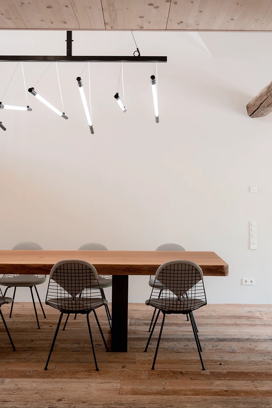 Esstisch aus Holz mit Stableuchte im Black Forest House 1650