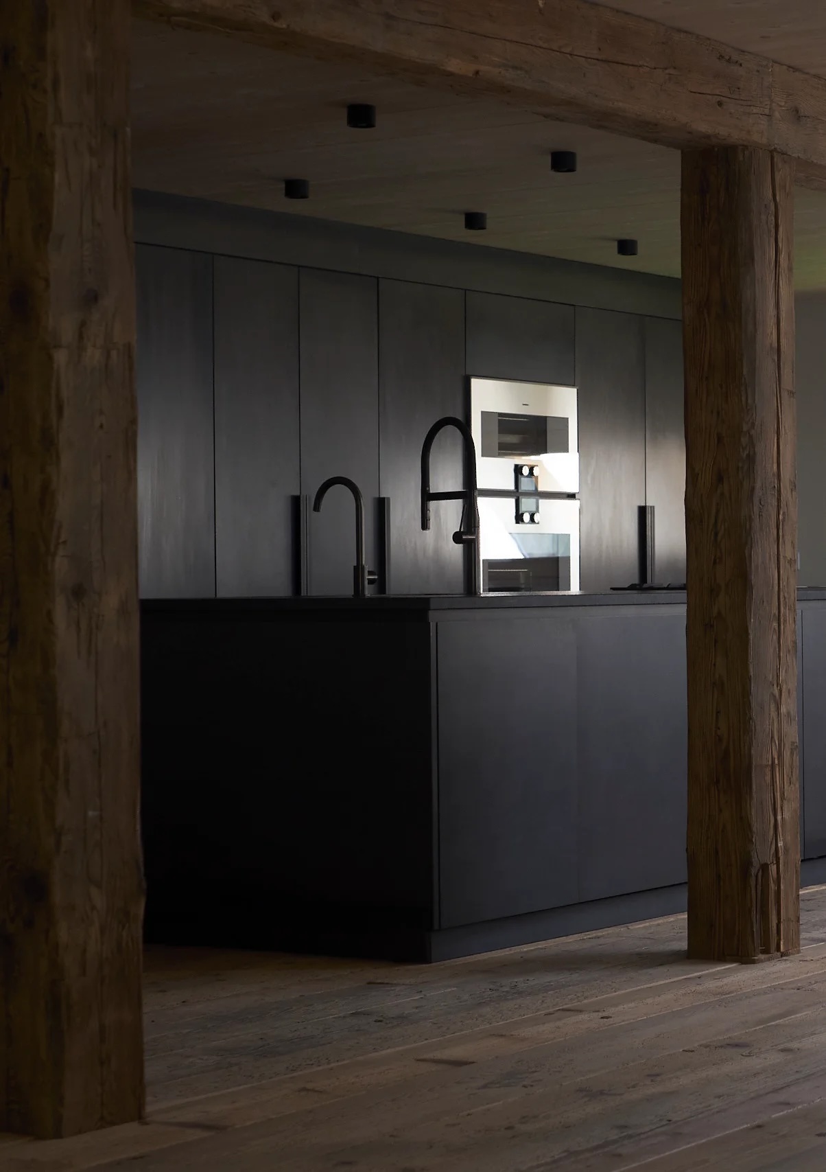 Dunkle Küche zwischen alten Holzbalken im Black Forest House 1650