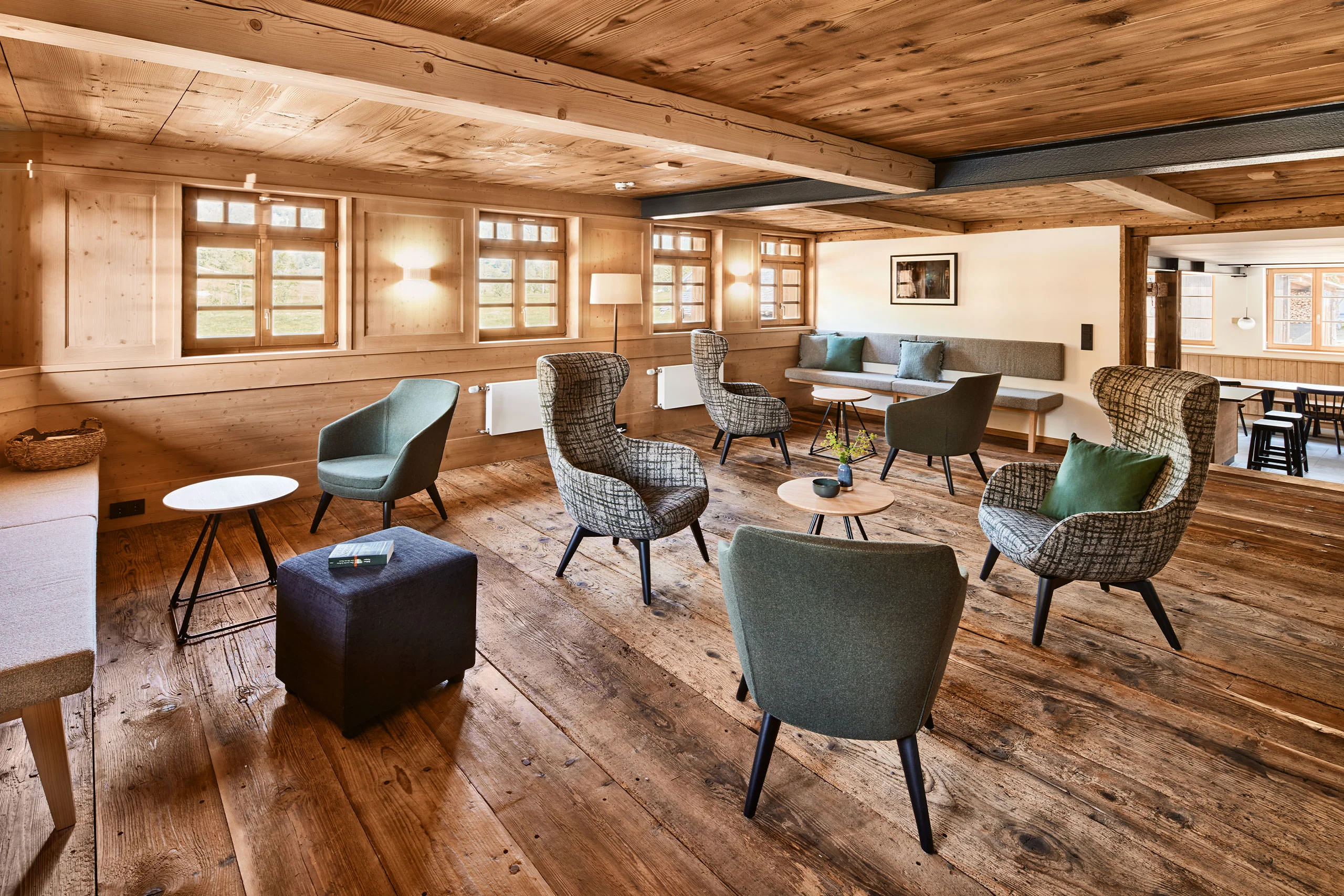 Lobby mit Holzdecke, Sesseln und Sofa im Bruderhof in Menzenschwand
