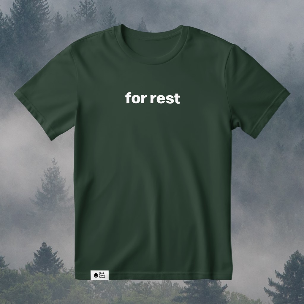 Dunkelgrünes T-Shirt mit dem weißen Schriftzug „for rest“ auf der Brust