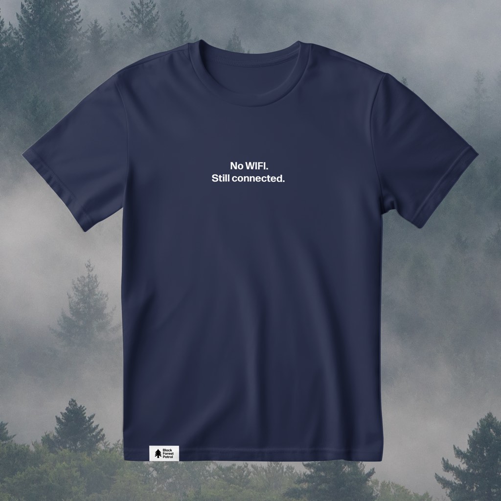 Dunkelblaues T-Shirt mit der weißen Zeile „No WIFI. Still connected.“ auf der Brust