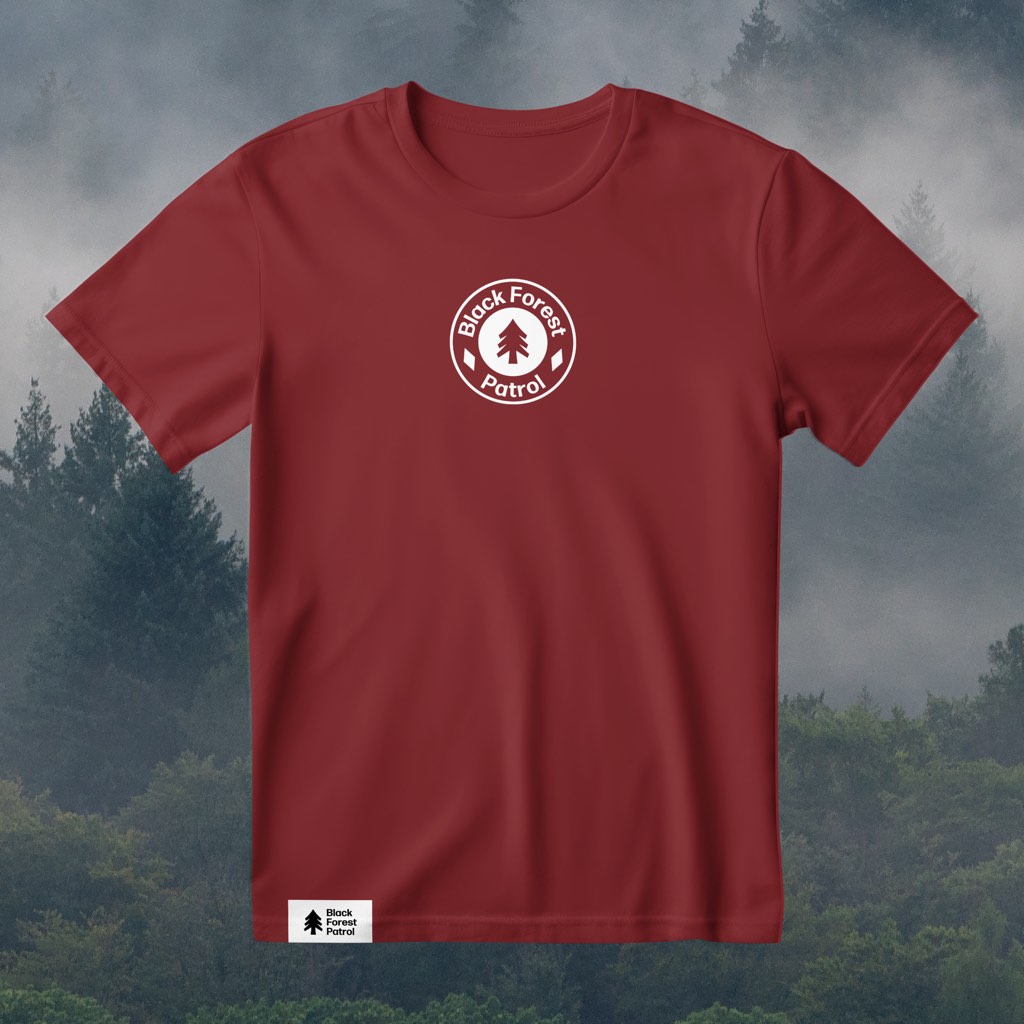 Rotes T-Shirt mit rundem weißem Zeichen mitten auf der Brust