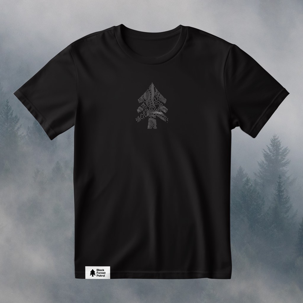 Schwarzes T-Shirt mit einer Tanne aus grauen Höhenlinien auf der Brust