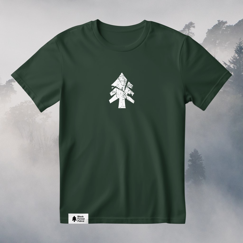 Dunkelgrünes T-Shirt mit einer weißen Tanne aus Jahresringen auf der Brust