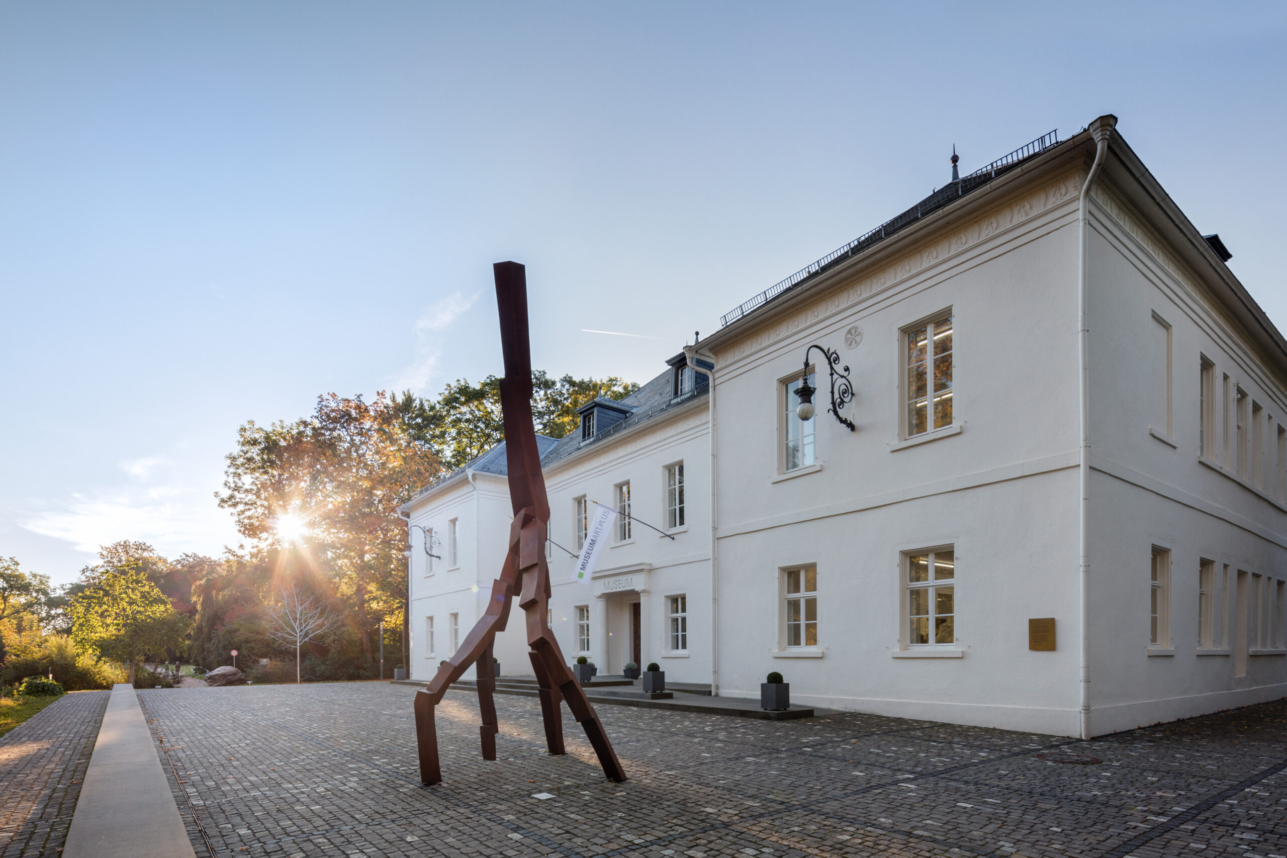 Museum Art.Plus Donaueschingen – klassizistischer Bau von 1841 am Fürstlichen Schlosspark, Eingang mit Skulptur
