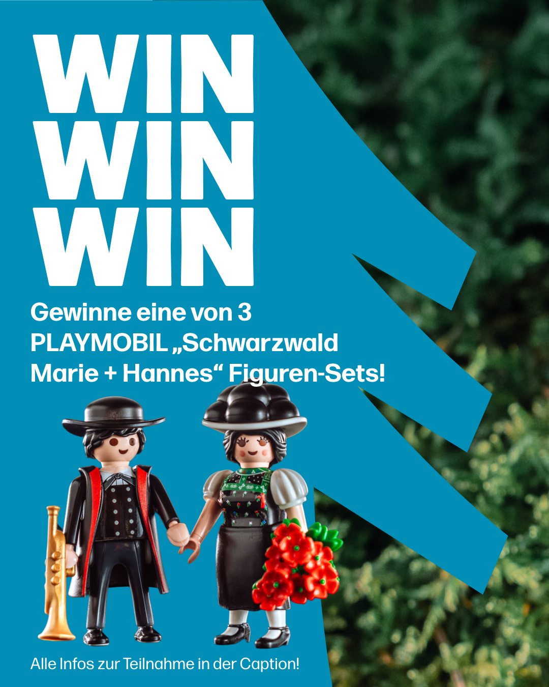Gewinnspiel-Grafik: „WIN WIN WIN“ in weißen Blockbuchstaben auf petrolfarbenem Grund, aus dem eine Tannenform den Wald dahinter freilegt. Darunter „Gewinne eine von 3 PLAYMOBIL ‚Schwarzwald Marie + Hannes‘ Figuren-Sets!“ und die zwei Figuren – Hannes mit Trompete, Marie mit Bollenhut und rotem Blumenstrauß.