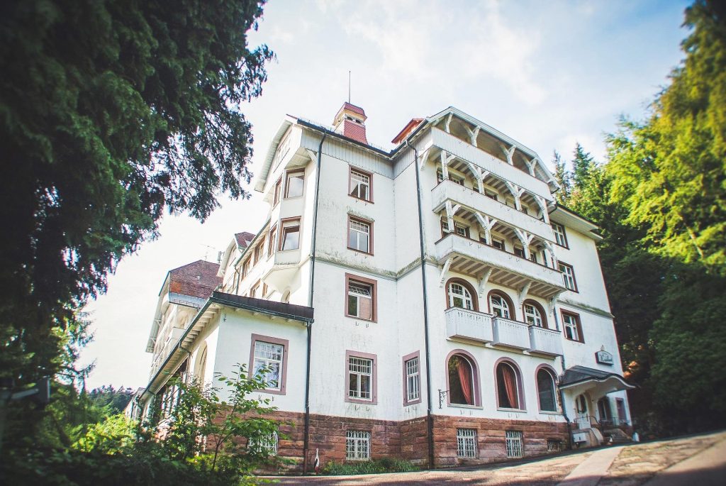 Die Eingangsseite des ehemaligen Grandhotels Waldlust in Freudenstadt