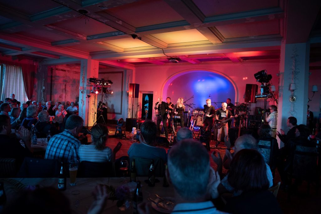 Konzert im historischen Saal des ehemaligen Grandhotels Waldlust
