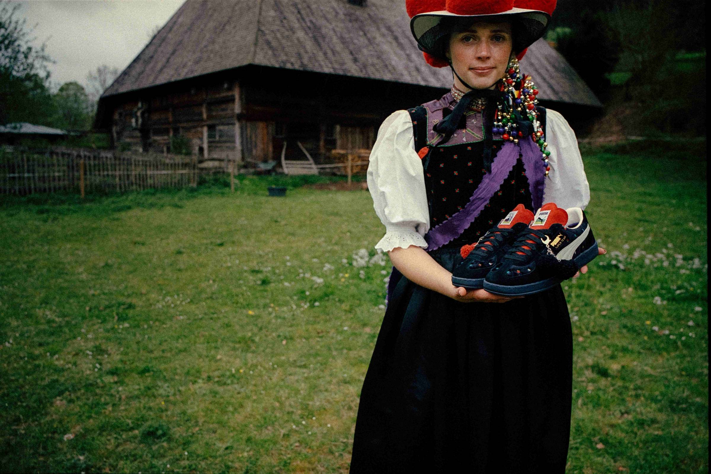 Schwarzwald Hof mit Schwarzwaldmädel und dem PUMA x Black Forest Sneaker