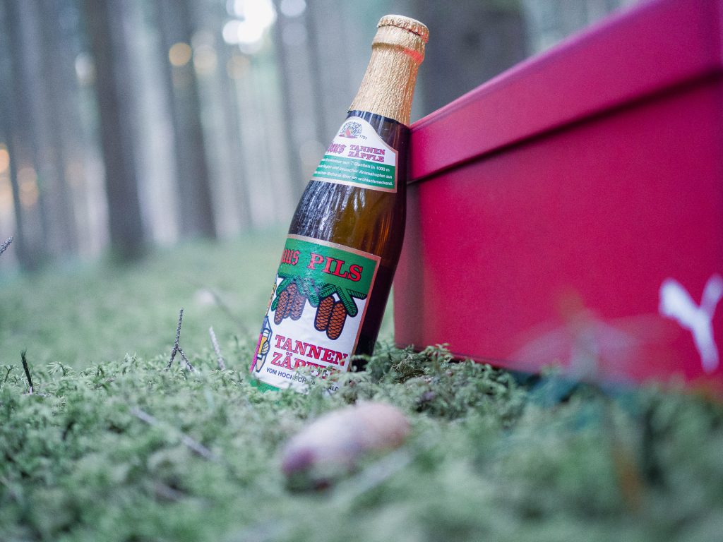 PUMA x Rothaus Indoor Tannenzäpfle Karton mit Flasche