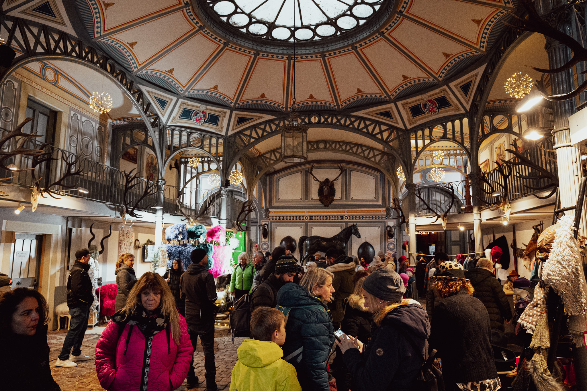 Achteckige Anschirrhalle mit Glaskuppel, gusseisernen Säulen und Geweihen auf dem Weihnachtsmarkt Donaueschingen