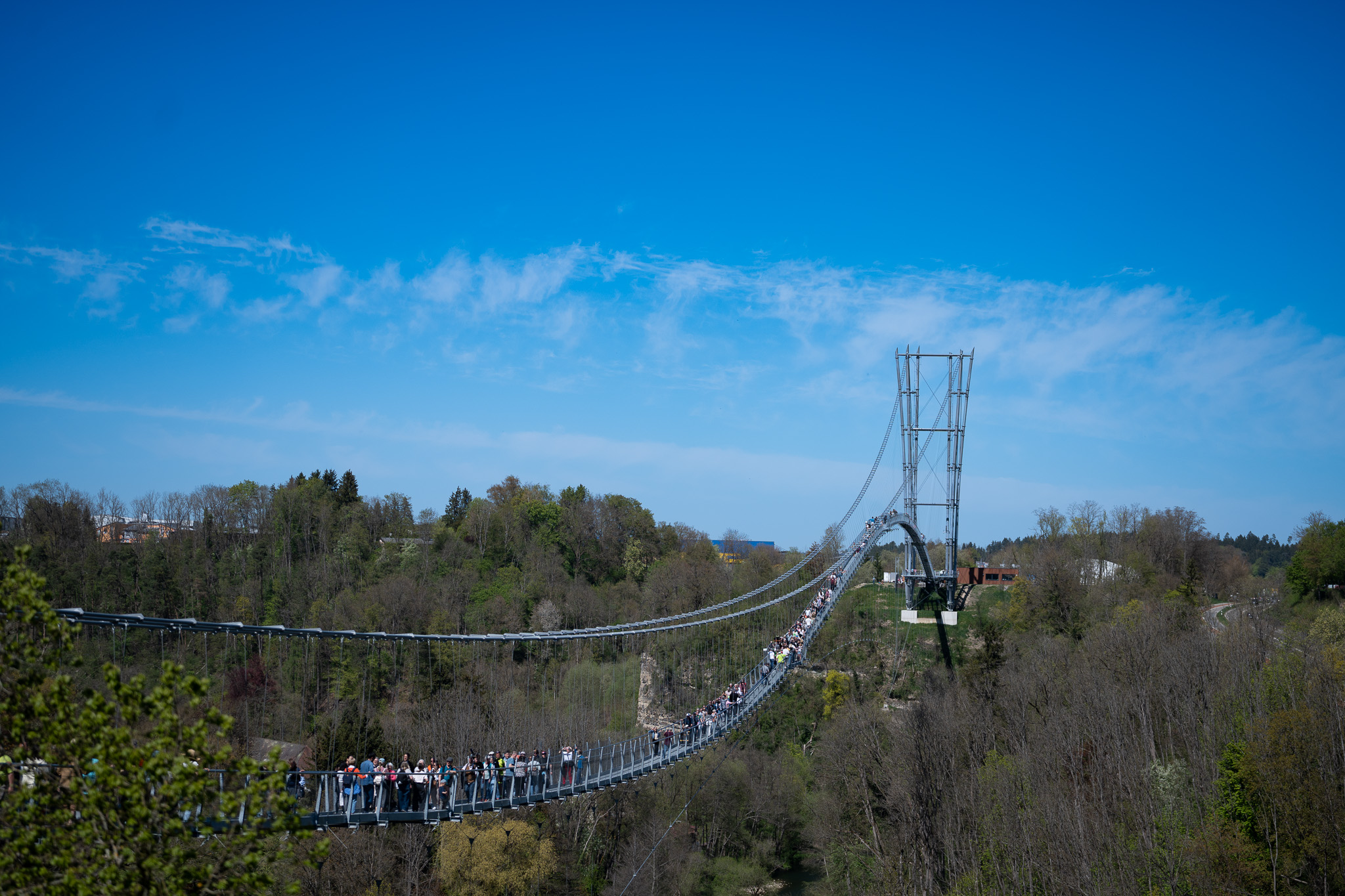 Blick auf die NECKARLINE Hängebrücke in Rottweil mit Neckartal und TK Elevator Testturm