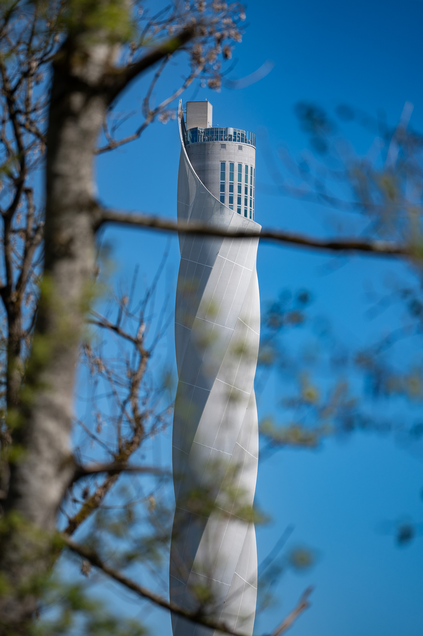 Fassade des TK Elevator Testturms in Rottweil von unten betrachtet