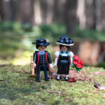 Playmobil 71927 Schwarzwald Marie mit Bollenhut und Blumenstrauß neben Hannes in Schwarzwälder Tracht auf Moosboden im Wald