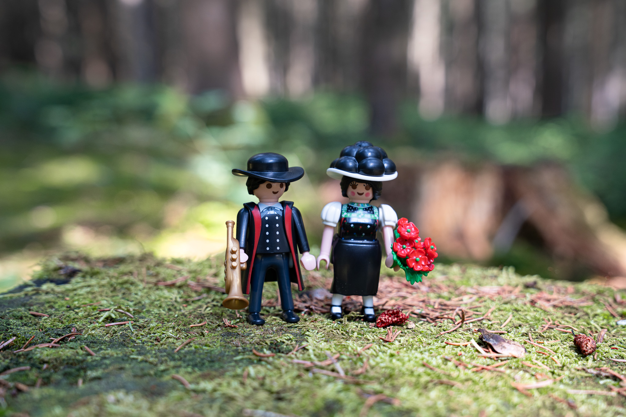 Playmobil 71927 Schwarzwald Marie mit Bollenhut und Blumenstrauß neben Hannes in Schwarzwälder Tracht auf Moosboden im Wald
