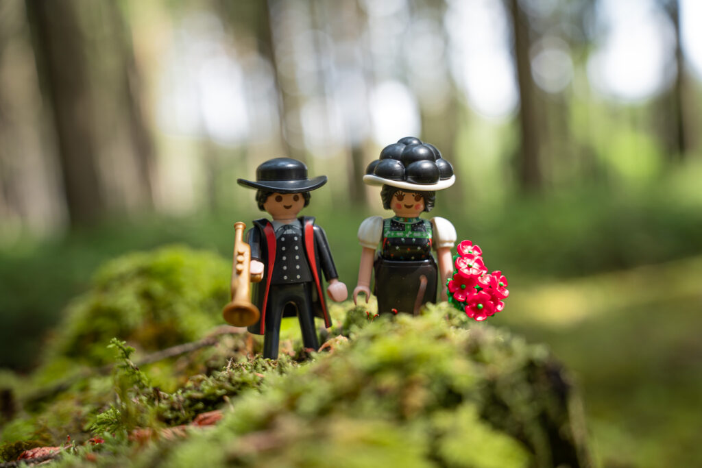 Schwarzwald Marie und Hannes aus dem Playmobil-Set 71927 auf moosigem Waldboden im Schwarzwald